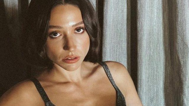 Zeynep Bastık sere serpe uzandı! Dekolteli pozuna beğeni yağdı