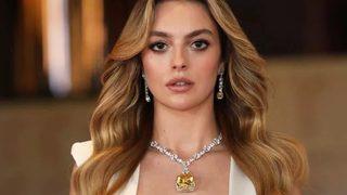 Melis Sezen sütyensiz pozuyla nefes kesti! Dekolteli elbisesi olay oldu