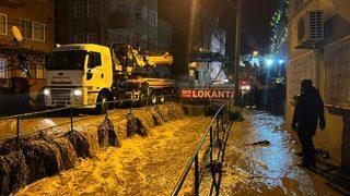 Balıkesir'de sağanak sonucu meydana gelen taşkın hasara neden oldu