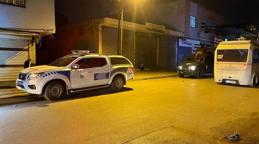 Adana'da silahlı saldırı sırasında seken kurşunla bir kişi yaralandı