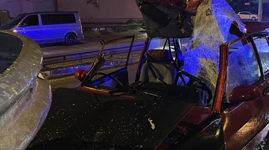 Otomobil bariyerlere saplandı! 3 kişi yaralandı