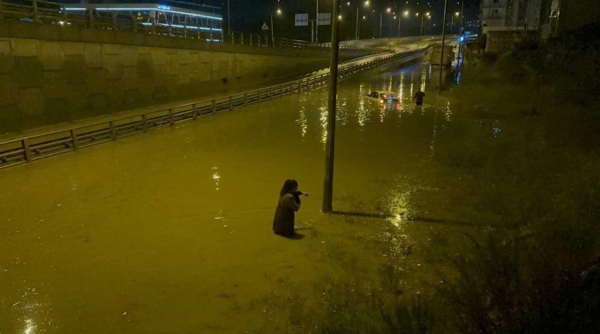 Ara&ccedil;lar yağmur sularının i&ccedil;inde kaldı