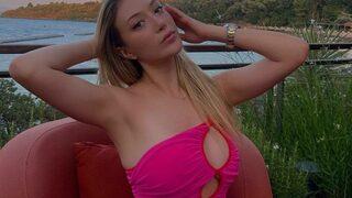 Mehmet Ali Erbil'in kızı Yasmin Erbil bikinili pozlarını peş peşe paylaştı! Beğeni yağdı