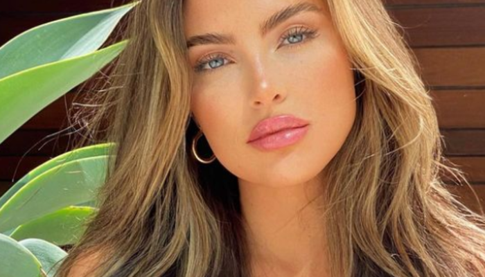 Sosyal medya fenomeni Julia Sandoval durmuyor! Bikinisiyle yatağın