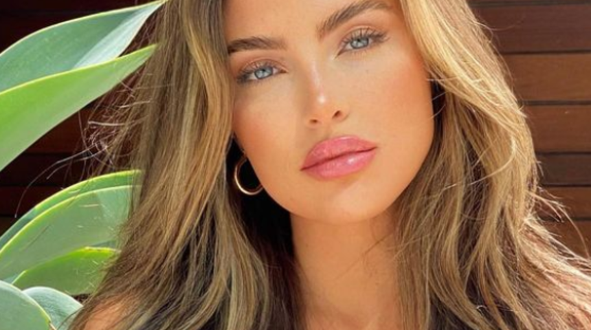 Sosyal medya fenomeni Julia Sandoval durmuyor! Bikinisiyle yatağın üzerine oturup poz verdi