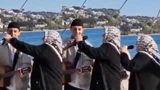 Sokak müzisyeni şarkı söylerken yanına geldi ve... Mikrofonu kendisine çekti! Cengiz Kurtoğlu 'Yorgun Yıllarım' performansı gündem oldu