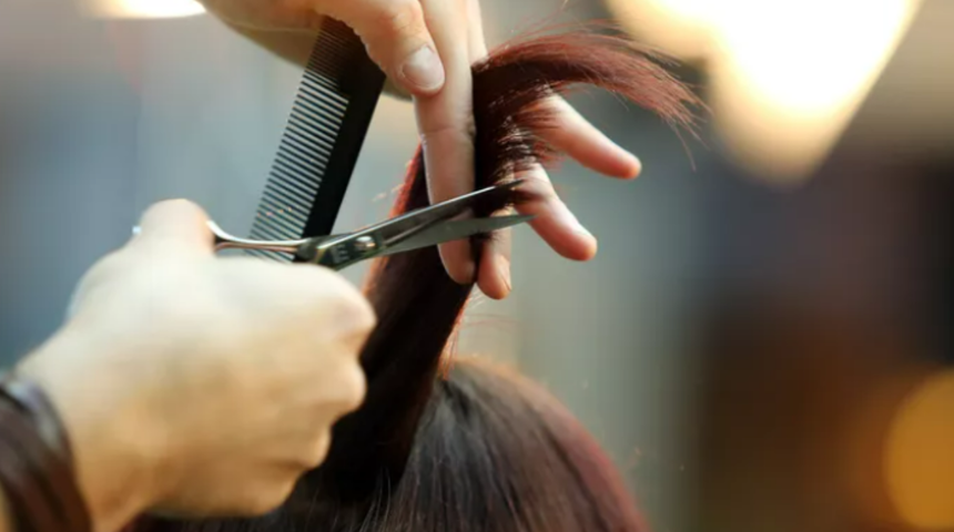 Kuaför müşterisinin saçlarını kestirdikten 30 yaş genç görünmesini sağladı! Olgun kadınlar için en uygun saç kesimi