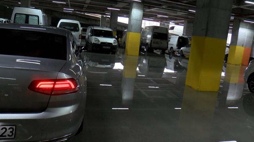 İstanbul'u sağanak yağış vurdu! Bakırköy'de otopark, Avcılar'da gecekondu sular altında kaldı