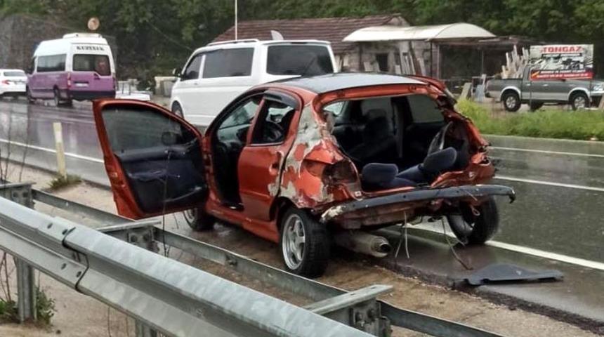 Sakarya'da feci kaza! Kontrolden çıkan otomobil bariyerlere çarptı: 2 ölü, 1 yaralı