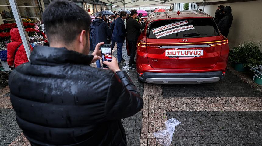 Bursa'da "Anadolu kırmızısı" Togg gelin arabası oldu! Şoförlüğünü Büyükşehir Belediye Başkanı Alinur Aktaş yaptı