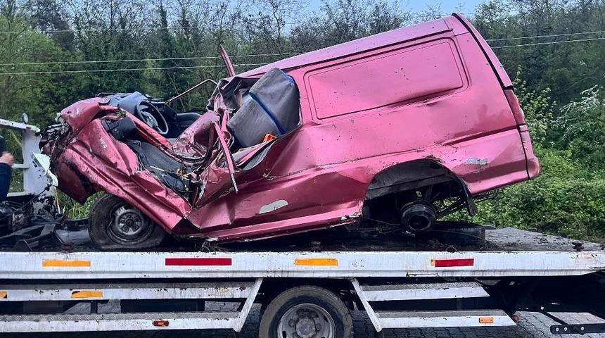 Yalova'da devrilen hafif ticari araçtaki 3 kişi öldü