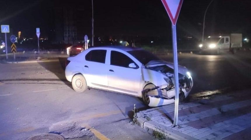 Malatya&rsquo;da iki ara&ccedil; &ccedil;arpıştı: 5 yaralı