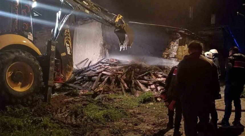 Ahırlı’da ev yangını