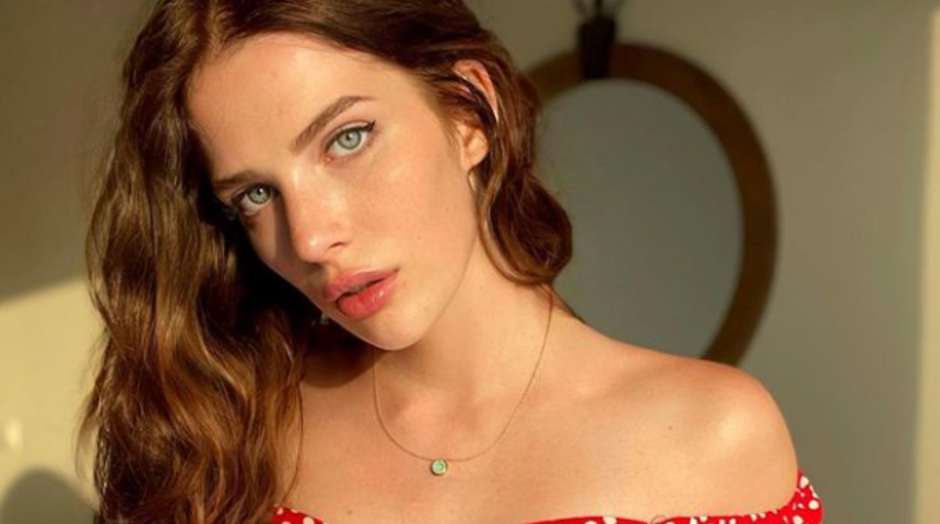 Yetişkin film yıldızı Reislin, aynada poz vermeden duramıyor! Dekolteli pozu sosyal medyada gündem yarattı