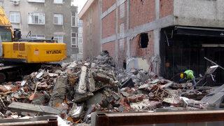 Yıkım başladı, gürültüyü duyan panikledi! Avcılar'da bina çöktü, tansiyon yükseldi: Betonun altında kalmaktan son anda kurtuldu