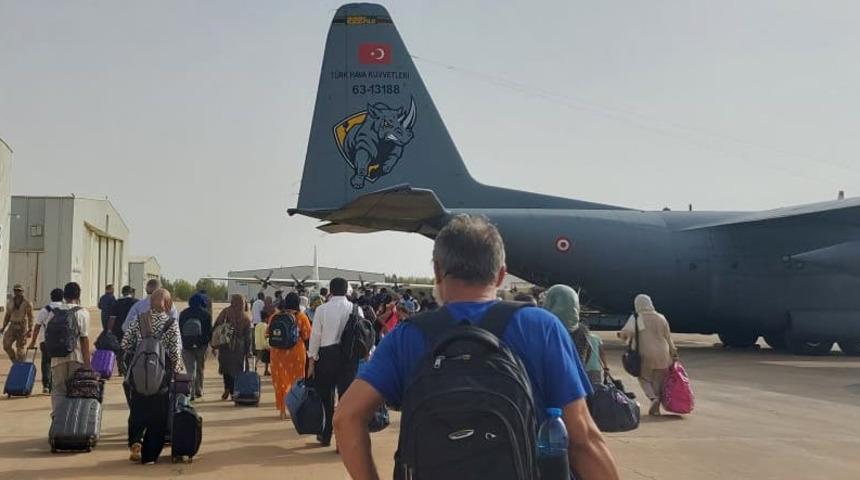 Son dakika | Tahliye için giden Türk uçağına Sudan'da saldırı! MSB'den açıklama geldi: Hafif silahla ateş açıldı.... Bakan Akar: Türkiye'den ekip gönderebiliriz