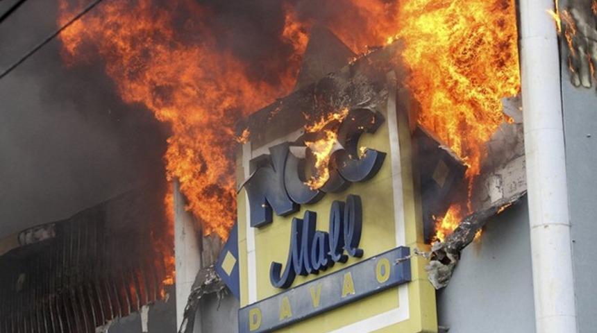 Filipinler'deki alışveriş merkezi yangınında 37 kişi &ouml;ld&uuml;