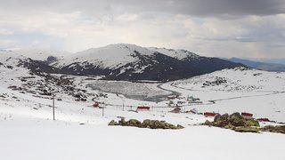 Aydıntepe Göleti ilkbaharda da buzla kaplı