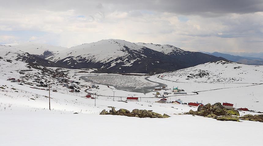 Aydıntepe Göleti ilkbaharda da buzla kaplı
