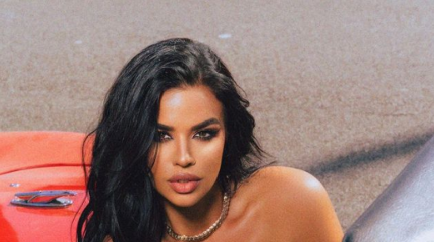 Sosyal medya fenomeni Ivana Knöll koltuğa sere serpe uzandı! Minicik bikinisiyle pozlarına beğeni yağdı