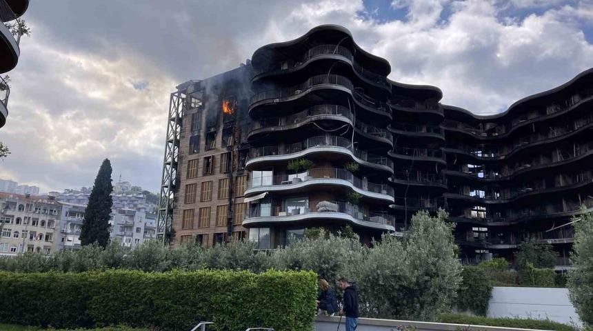 İzmir’de 8 katlı sitede yeniden yükselen alevler paniğe neden oldu