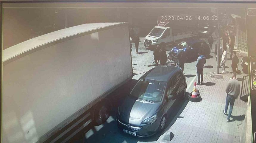 Ters yola girip kaza yaptılar ardından kaçtılar o anlar kamerada