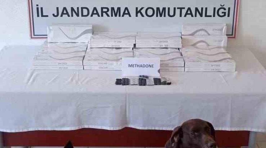 Ağrı’da İran plakalı otobüste 82 uyuşturucu hap ile 300 paket kaçak sigara ele geçirildi