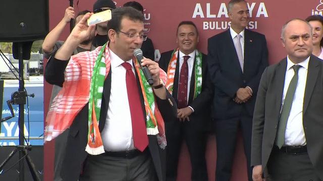 Ekrem İmamoğlu'nun Alanya mitinginde ilginç anlar! Sahneye atılan cep telefonunu alıp selfie çekti