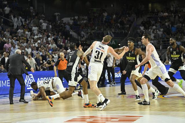 AA-20230427-30980553-30980536-REAL_MADRID_PARTIZAN