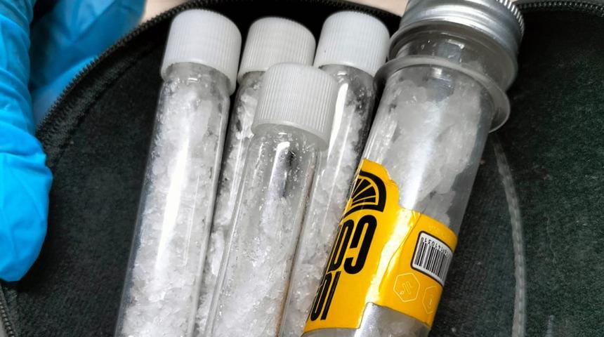 Uyuşturucuyu deney tüplerine gizledi! Yakayı ele verdi