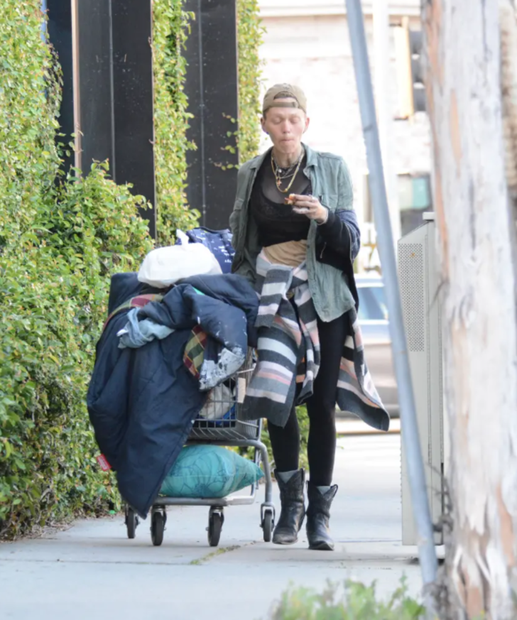 Bir dönemin ünlü modeliydi! Güzelliğiyle dillere destan Loni Willison şimdi sokaklarda yaşıyor... Çöpten yiyecek ararken görüntülendi G2