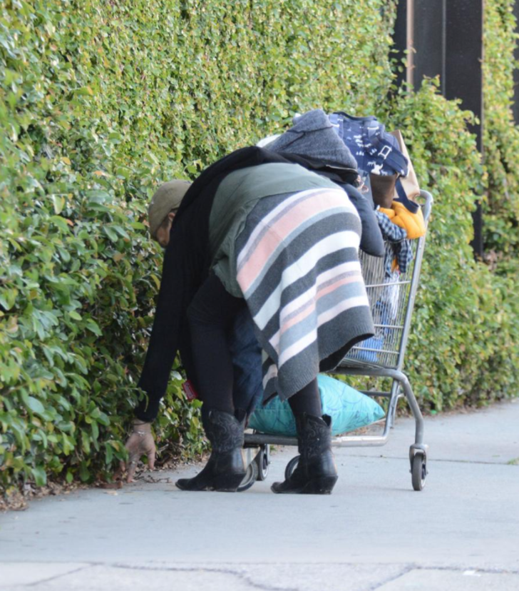Bir dönemin ünlü modeliydi! Güzelliğiyle dillere destan Loni Willison şimdi sokaklarda yaşıyor... Çöpten yiyecek ararken görüntülendi G3