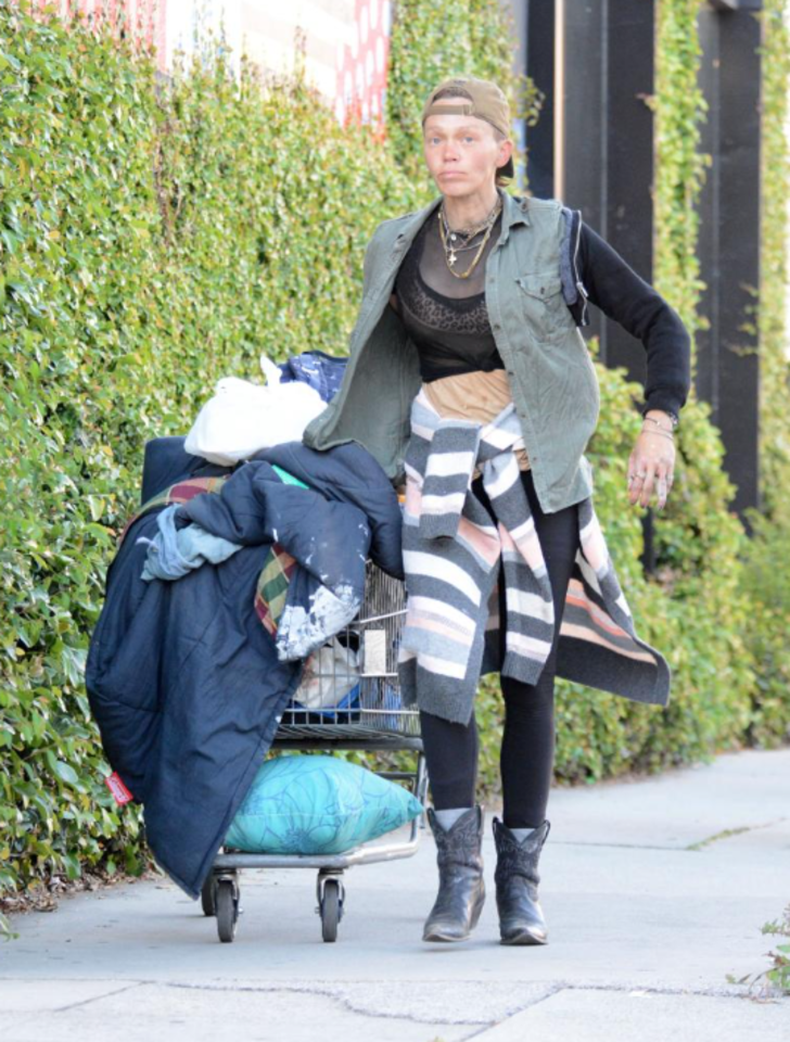 Bir dönemin ünlü modeliydi! Güzelliğiyle dillere destan Loni Willison şimdi sokaklarda yaşıyor... Çöpten yiyecek ararken görüntülendi G4