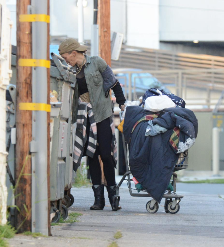 Bir dönemin ünlü modeliydi! Güzelliğiyle dillere destan Loni Willison şimdi sokaklarda yaşıyor... Çöpten yiyecek ararken görüntülendi G5
