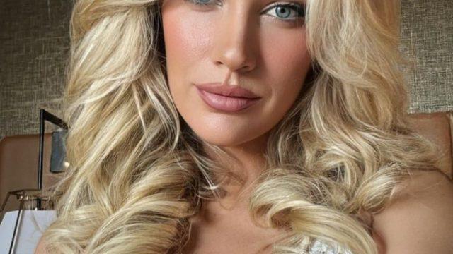 'Dünyanın en seksi kadını' unvanını kaybetmişti! Derin göğüs dekolteli ve mini etekli pozuna beğeni yağdı