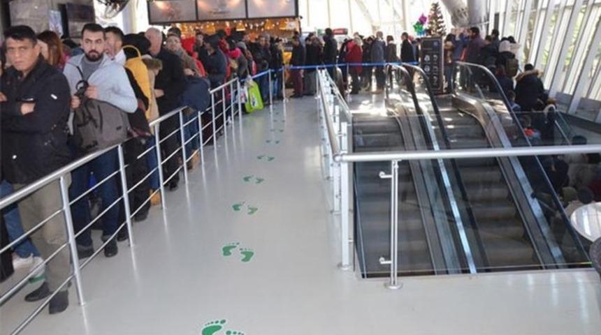 Kuyruğun sonu g&ouml;r&uuml;nm&uuml;yor! Hafta sonu akın ettiler