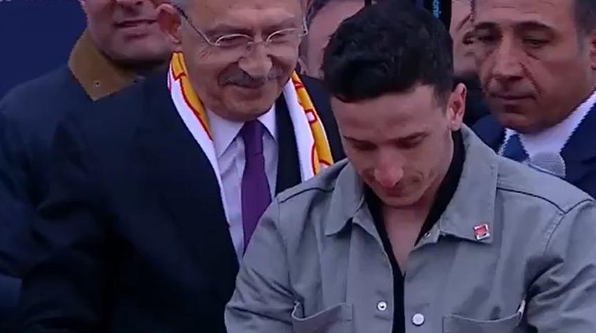 Kılıçdaroğlu'nun mitinginde dikkat çeken anlar! 'Gelsin gelsin' diyerek yanına çağırdı, konuşmasını yarıda kesti