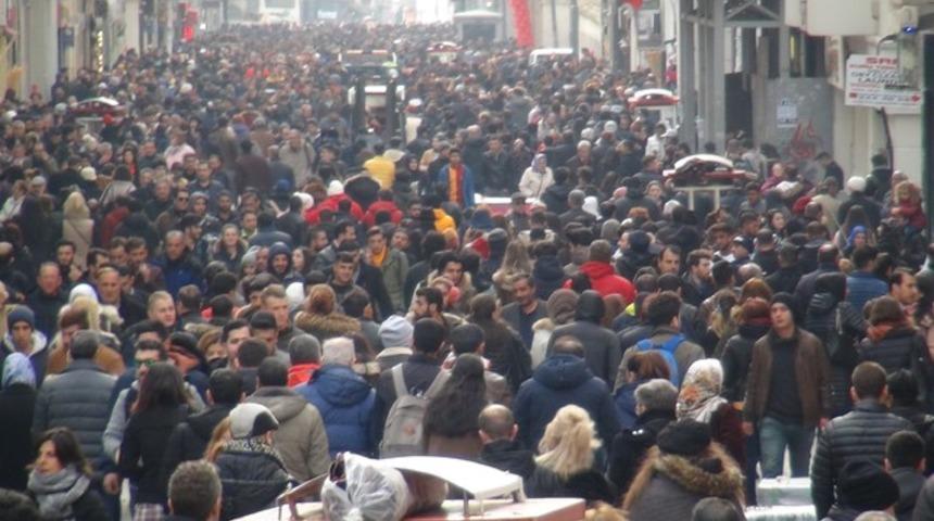 İstiklal Caddesi'nde izdiham! Adım atacak yer kalmadı