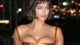 Irina Shayk dantelden süper mini elbisesiyle poz verdi! Göğüs dekoltesi nefes kesti