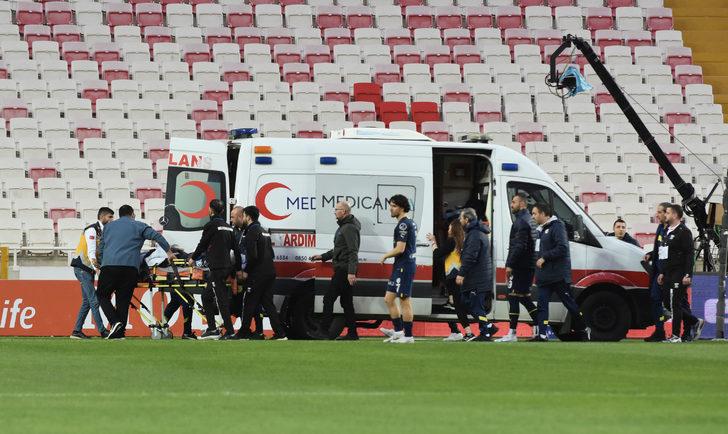 SON DAKİKA: Sivasspor Fenerbahçe maçında Enner Valencia şoku! Ambulansla hastaneye kaldırıldı G5