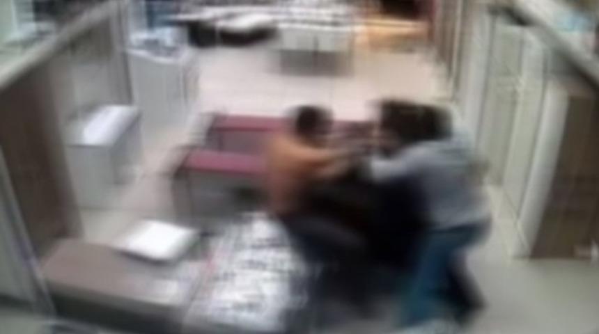 Ellerini kelep&ccedil;eleyip demir &ccedil;ubukla dehşeti yaşattılar