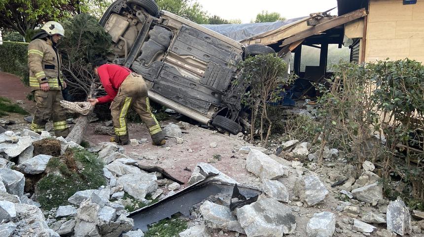 Bahçelievler’de korkunç kaza! Otomobil kafenin bahçesine uçtu