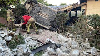Bahçelievler’de korkunç kaza! Otomobil kafenin bahçesine uçtu