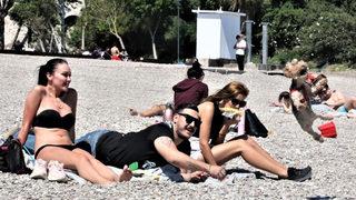 Konyaaltı Sahili'nde hafta sonu yoğunluğu! Plaj tıklım tıklım oldu