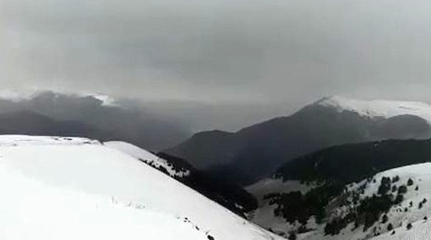 Bahar ayında kar sürprizi: Lapa lapa yağdı, her yer beyaza büründü!