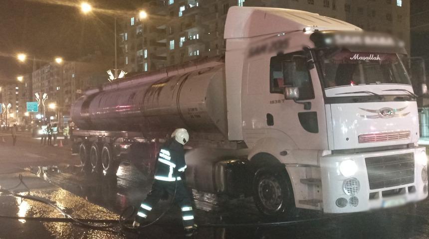 Akaryakıt yüklü tankerde yangın... Vatandaşlar uyardı, facianın eşiğinden dönüldü!