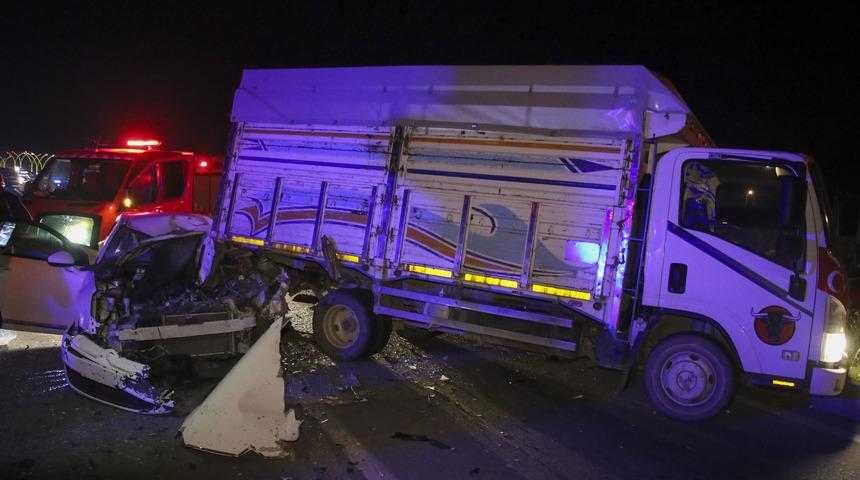 Uşak'ta otomobil ile kamyonetin çarpışması sonucu biri ağır 5 kişi yaralandı