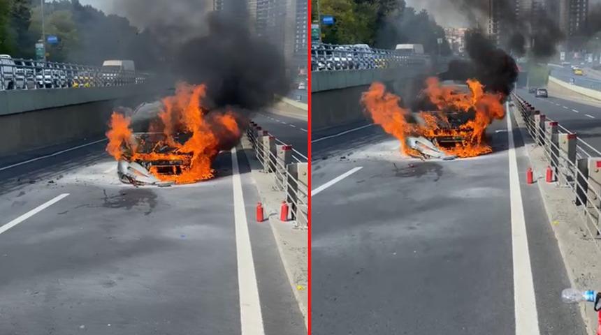 İstanbul'da seyir halindeki otomobil alev alev yandı