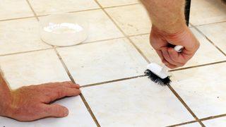 Derz arası kirlerini bembeyaz yapıyor! Fayanslarınızı temizlemek için mucizevi karışım