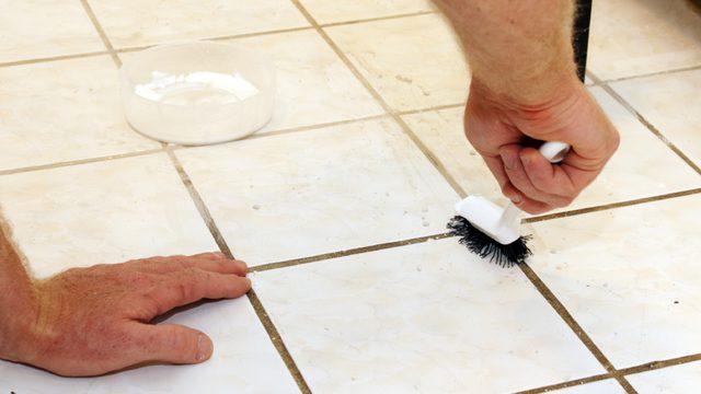 Derz arası kirlerini bembeyaz yapıyor! Fayanslarınızı temizlemek için mucizevi karışım